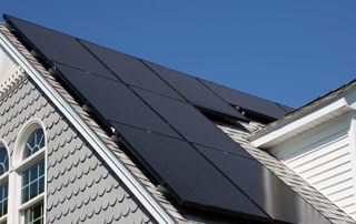 panneaux photovoltaïques sur toiture en pente