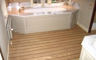 salle de bain avec plancher en bois