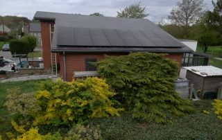 maison avec panneaux solaires sur le toit