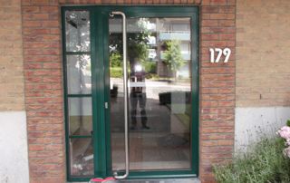 porte d'entrée vitrée avec châssis vert