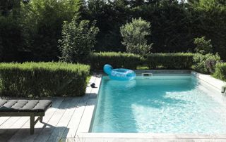 piscine avec transat et bouée