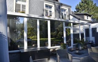 grande baie vitrée donnant sur le jardin