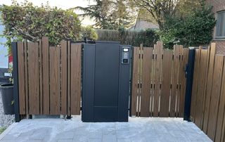 portail classique avec vidéophone intégré et clôture en bois