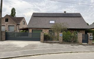 maison protégée par un portail