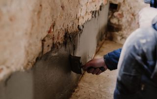 travaux de cimentage mur humide