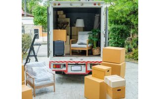 chargement cartons dans un camion