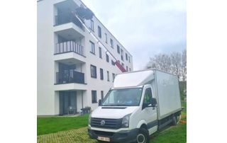 camionnette avec élévateur devant un immeuble à Namur