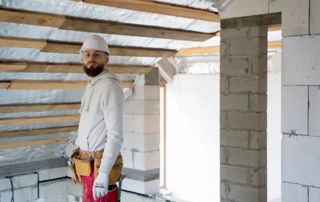 ouvrier sous combles après travaux d'isolation