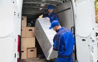 déménageurs chargeant des meubles dans un camion