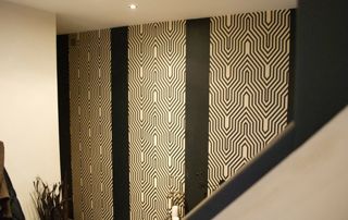 papier peint à motifs cage d'escalier