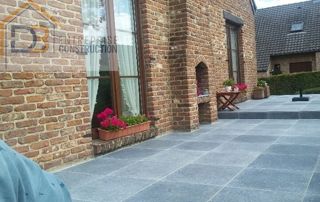 maison avec terrasse pavée