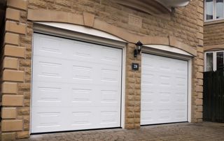 deux garages PVC blanc