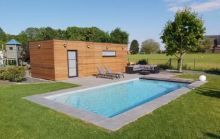jardin avec piscine et poolhouse