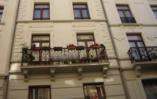 belle façade repeinte en jaune