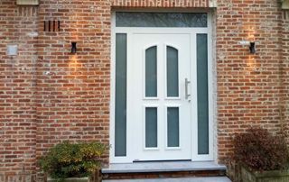 porte d'entrée blanche avec vitrage