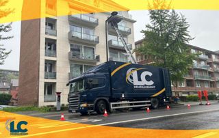 camion de LC Déménagement devant un immeuble