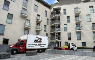 lift et camion pour déménagement dans une cour
