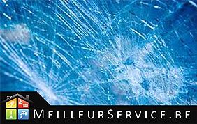 vitre brisée avec plusieurs éclats