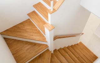 Escalier tournant en bois