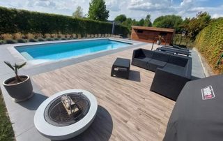 belle terrasse en bois avec barbecue donnant sur la piscine