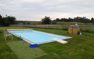 jardin avec grande piscine en béton