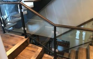 garde-corps en verre sur escalier en bois