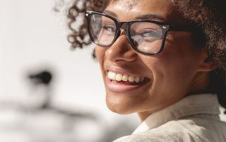 femme avec lunettes de vue à la mode