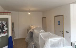 préparation chantier pour peinture avec bâches sur les meubles