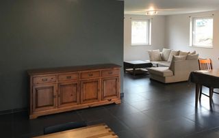 meuble en bois suspendu à un meuble repeint en vert foncé