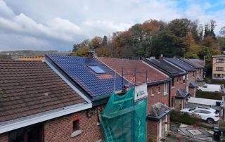 travaux de toiture dans une rue à Namur