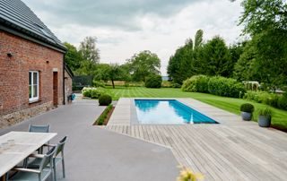 piscine sur terrasse en bois