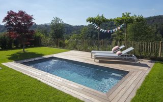 piscine extérieure avec chaises longues