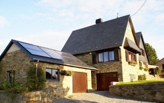bâtiments avec toits inclinés