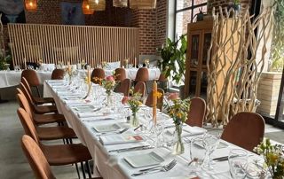 salle de réception avec tables dressées