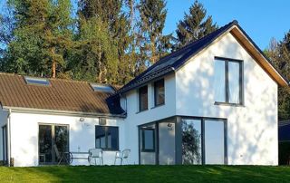 maison blanche avec toiture en tuiles