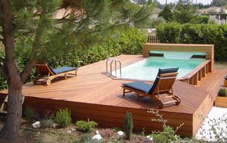 terrasse surélevée en bois avec piscine extérieure
