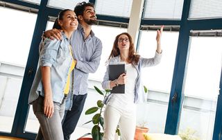 visite d'un appartement avec un agent immobilier