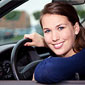 femme souriante au volant d'une voiture