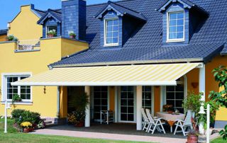 tente solaire rayée jaune et blanche