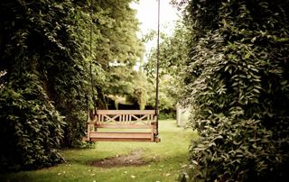 Jardin avec balancelle