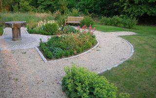 jardin  avec allée et plantations