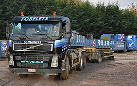 camion et nombreux containers