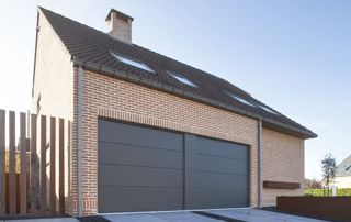 maison avec double porte de garage