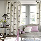 salon avec divan, table de salon et tenture à motifs