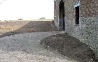 travaux de terrassement pour créer une allée
