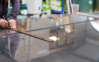 vitrier découpant une vitre