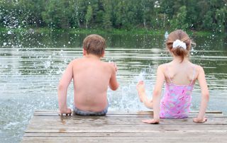 enfants sur un ponton