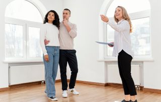 Un couple visite une maison avec l'agent immobilier