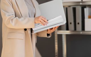 avocate en tailleur consultant ses dossiers
