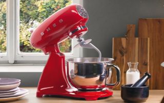 Robot de cuisine rouge